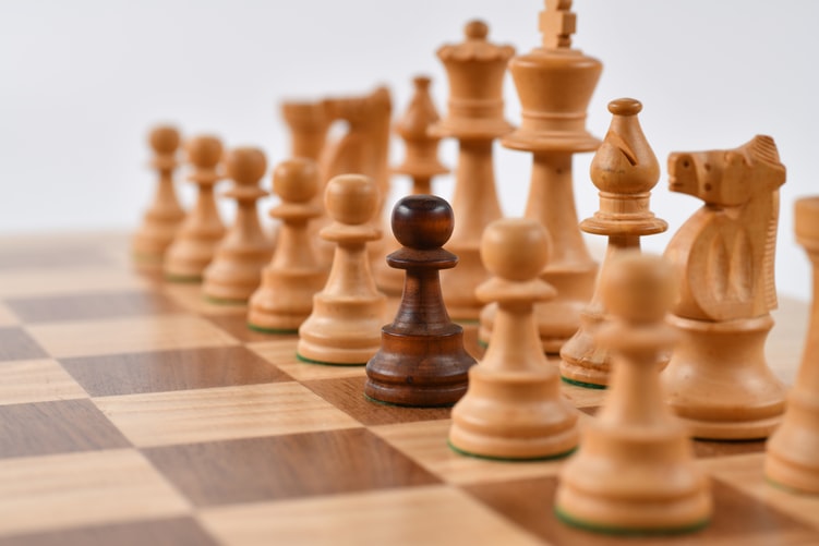 1) O desafio do jogo de xadrez está nas estratégias e táticas que são  criadas no jogo para vencer o 