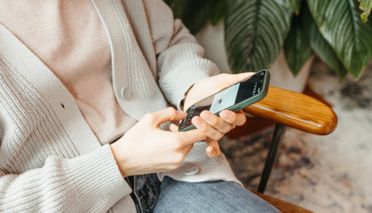 Aprenda a CONSULTAR o Bolsa Família pelo celular; confira valores