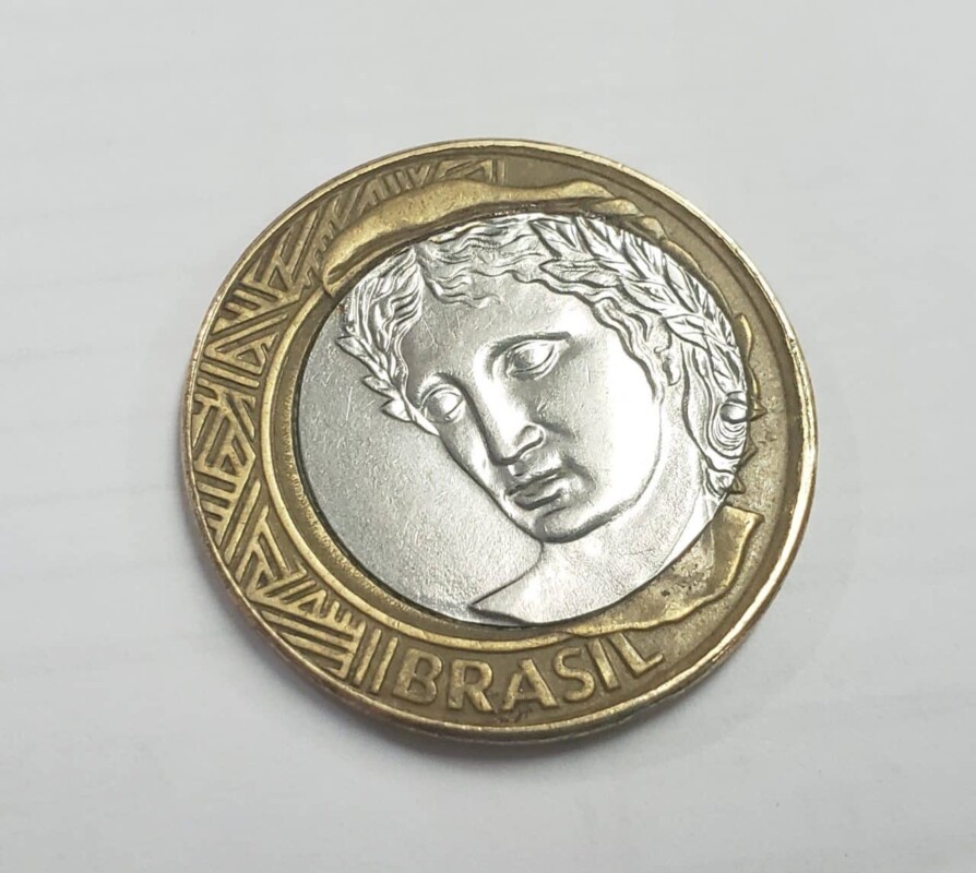 Esta é uma moeda de 1 real com o núcleo deslocado. Imagem: Reprodução