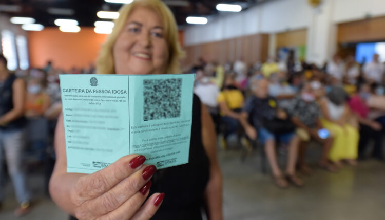 Carteira do Idoso: Viaje de Graça e Tenha Prioridade no Atendimento