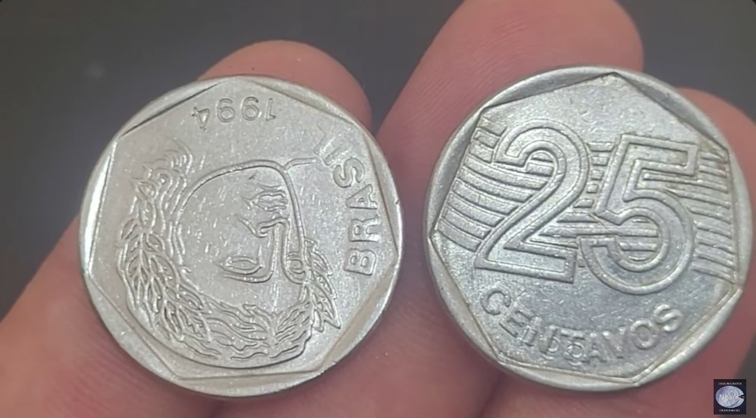 Moedas de 25 centavos de 1994 com reverso invertido. Imagem: Reprodução/Youtube
