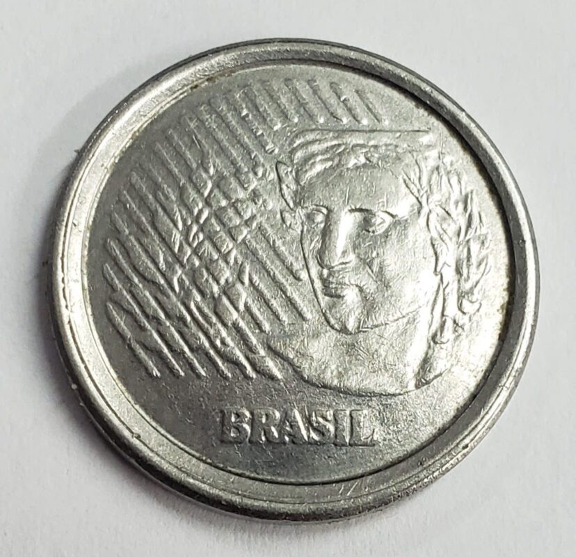 Moeda de 50 centavos com o disco trocado. Imagem: Reprrodução