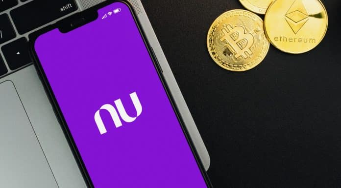 Aplicativo do Nubank perto do Bitcoin e Ethereum.