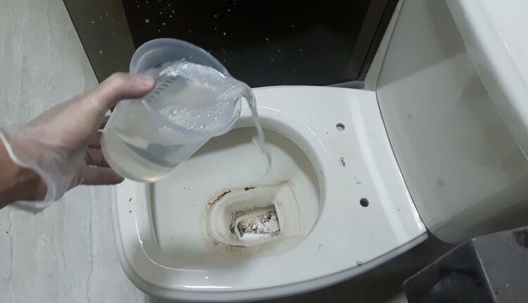 Aqui está a fórmula eficaz de desencardir o vaso sanitário e eliminar as manchas