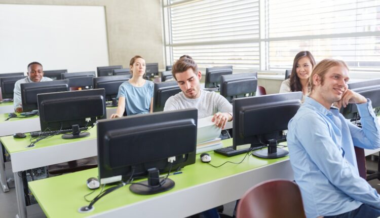 Programa libera MAIS de 500 vagas para curso técnico em TI GRATUITO