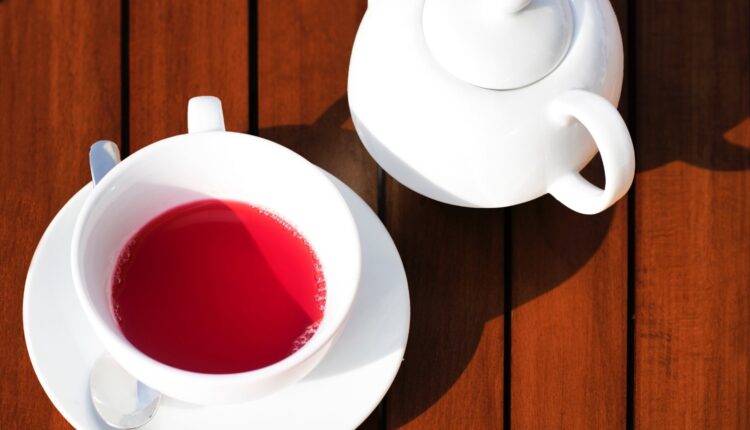 Como tomar chá de hibisco pode te ajudar no processo de emagrecimento