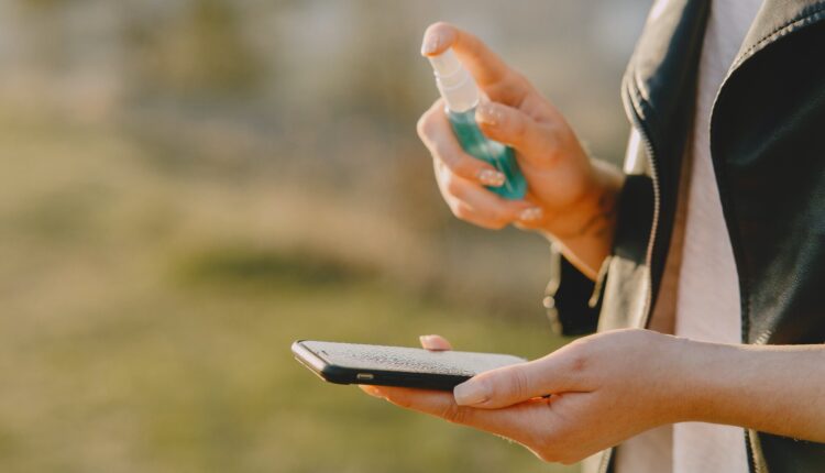 Está é a forma correta de limpar o seu celular sem arranhar a tela