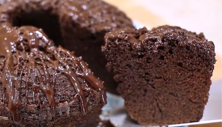 Receita de Bolo de Chocolate: não leva farinha e fica muito macio