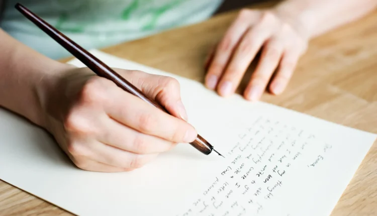 Escrever à mão ou digitar? Cientistas REVELAM o que é melhor para o cérebro