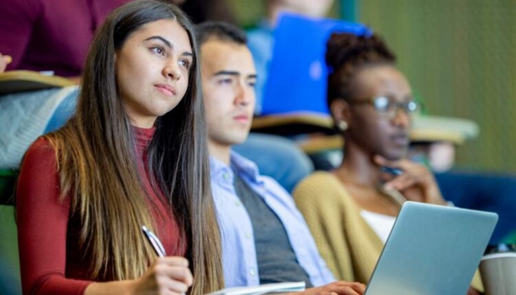 Confira o salário inicial dos PRINCIPAIS CURSOS universitários brasileiros