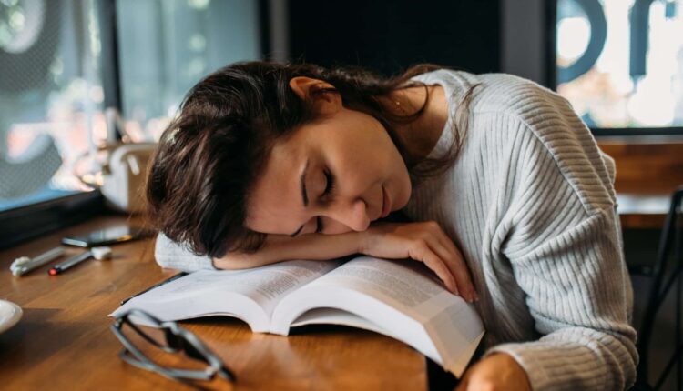 A sonolência durante os estudos pode atrapalhar o aprendizado. Imagem: Reprodução