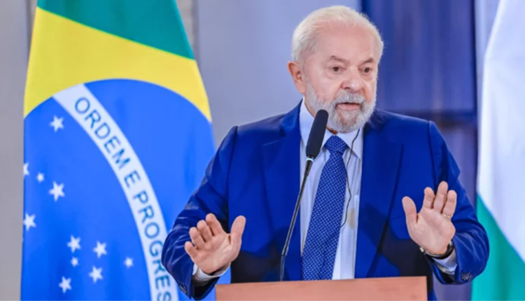 Lula anuncia que Pé de Meia beneficiará estudantes que estão fora do Bolsa Família