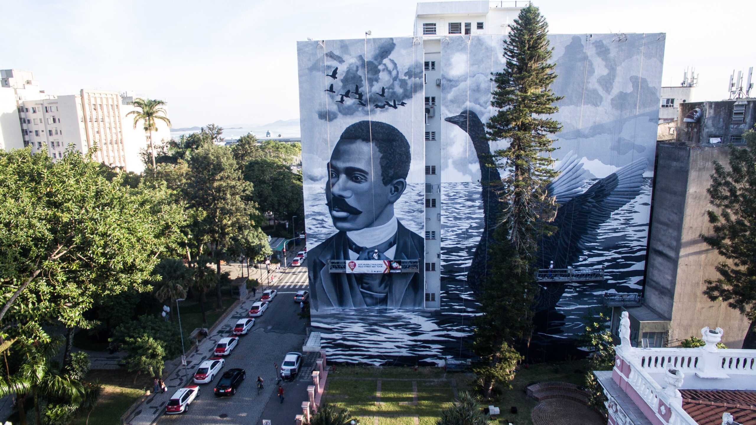 Mural em homenagem a Cruz e Souza. Imagem: Reprodução/ Leo Munhoz 