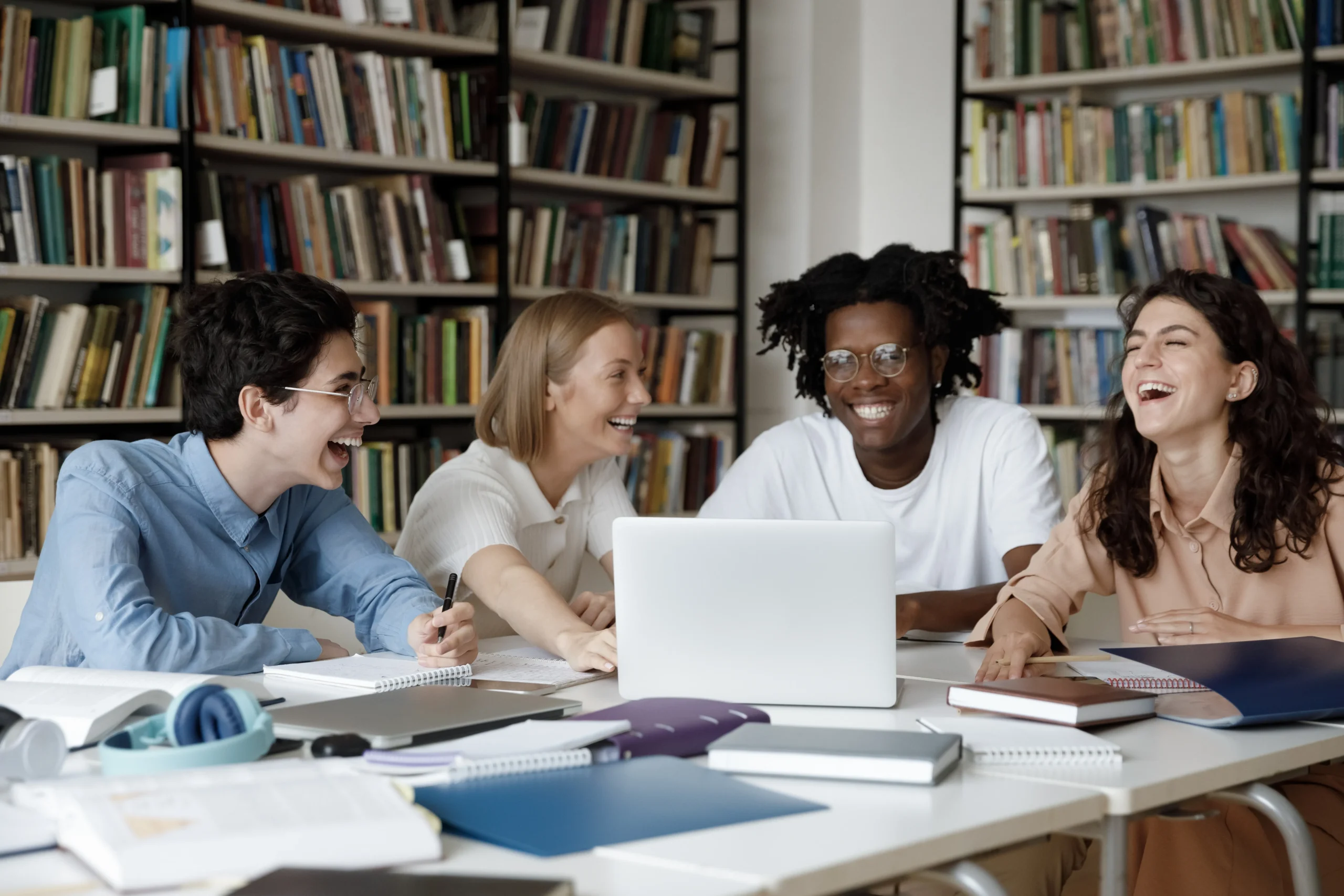 Os grupos de estudos são muito positivos a troca de conhecimentos. Imagem: Shutterstock