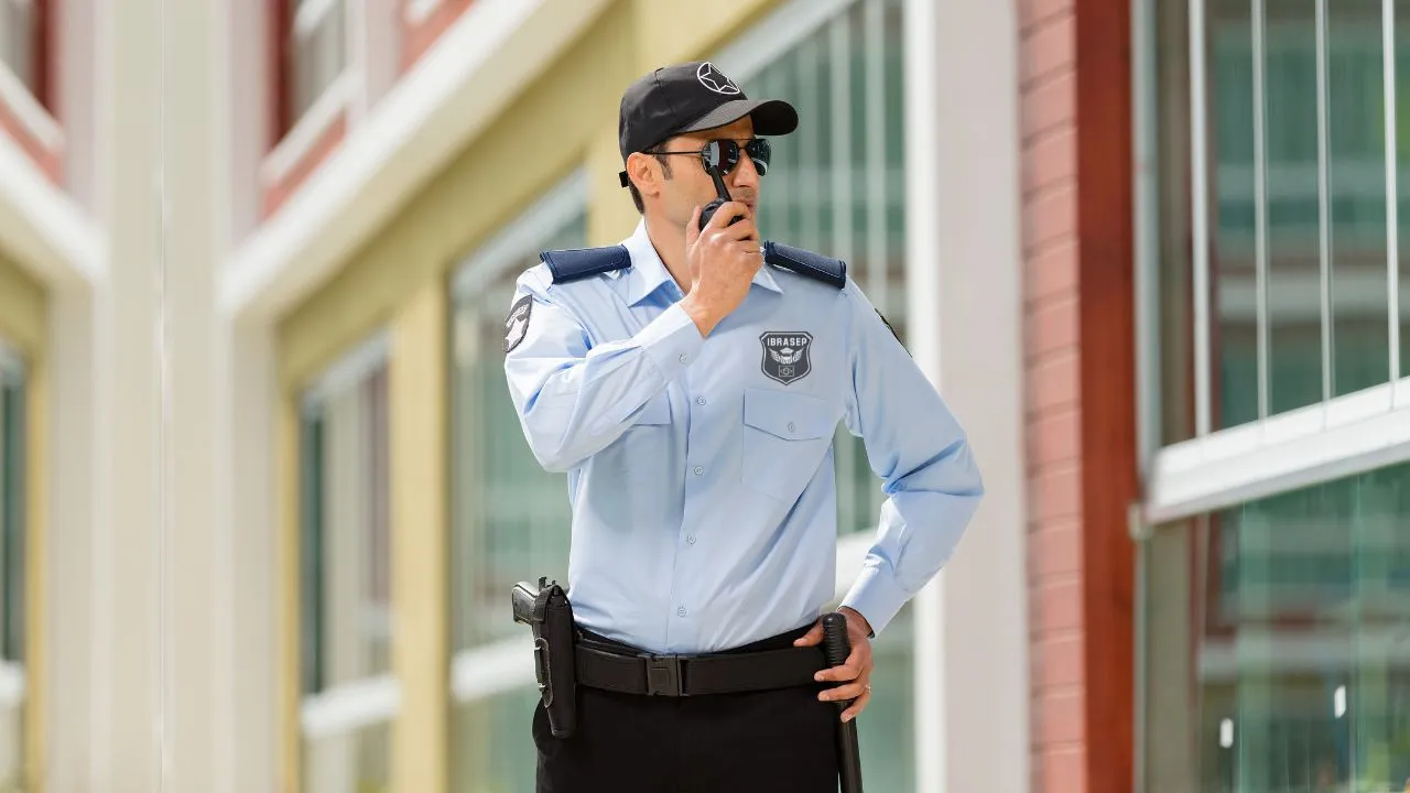 O vigilante protege pessoas e bens, controlando acessos, monitorando áreas e prevenindo riscos.