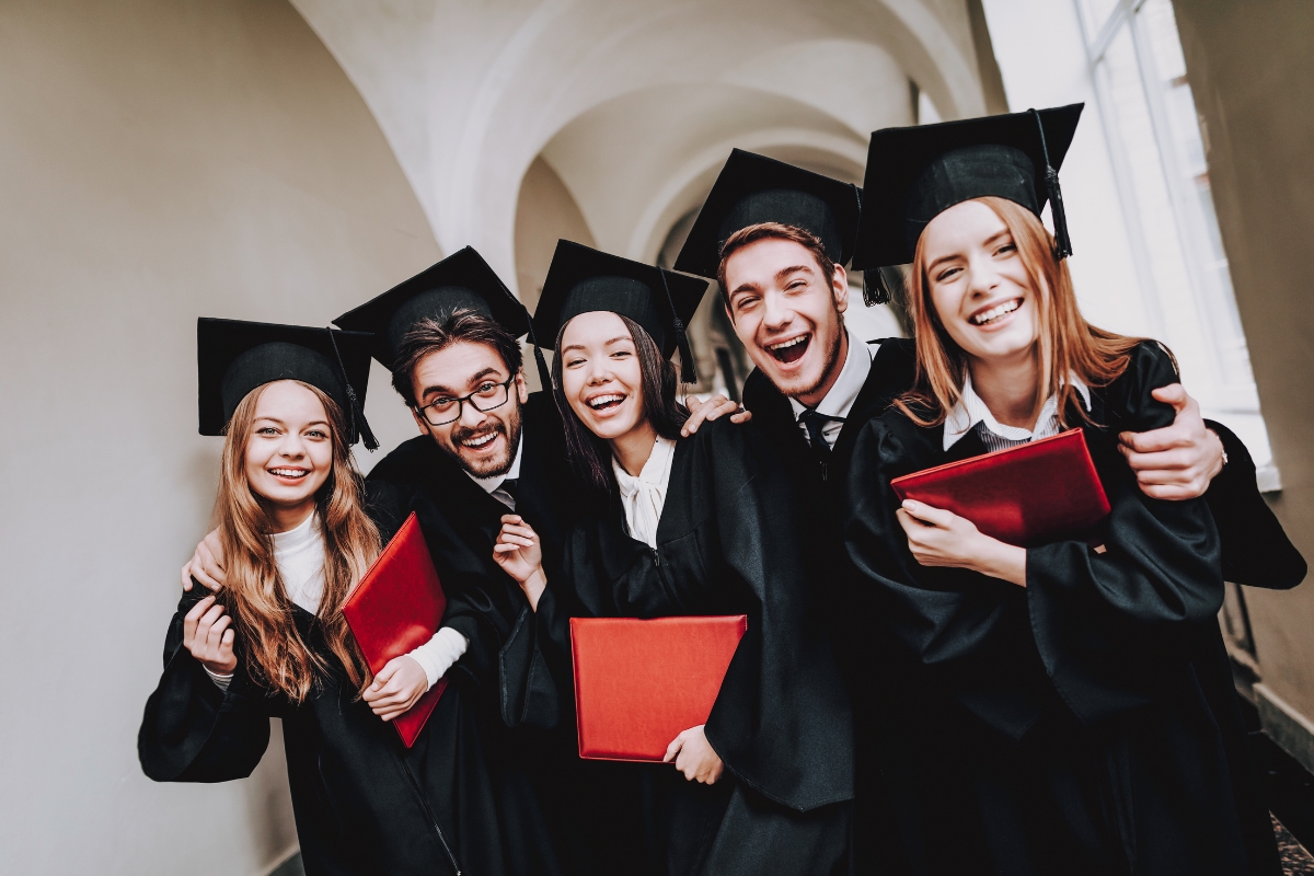 Bolsa Permanência: R$ 1.400 por mês para universitários; confira agora