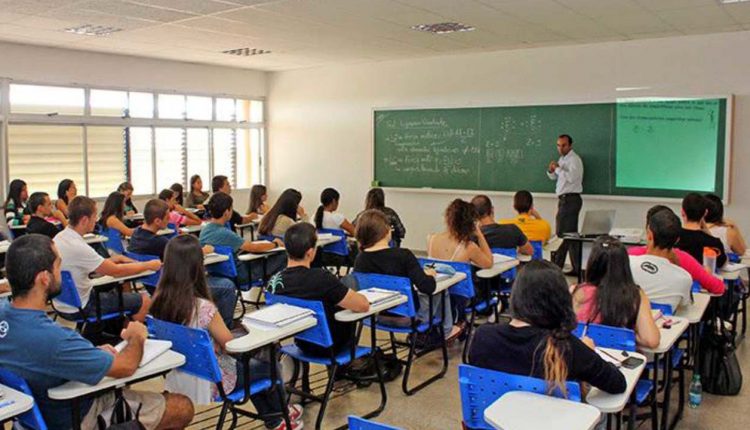 Sala de aula da UFV. A universidade pública tem ensino de qualidade e professores capacitados. Imagem: Aspuv