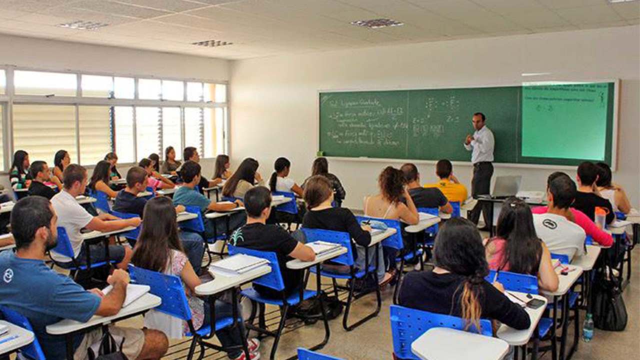 Sala de aula da UFV. A universidade pública tem ensino de qualidade e professores capacitados. Imagem: Aspuv