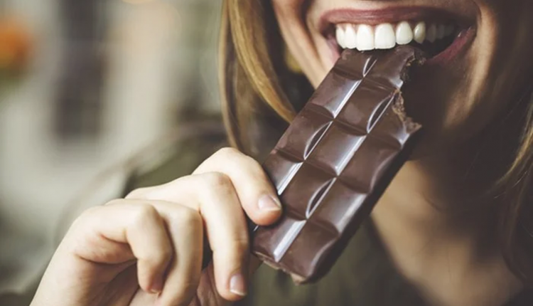 Comer chocolate regularmente pode te deixar MAIS INTELIGENTE, diz estudo