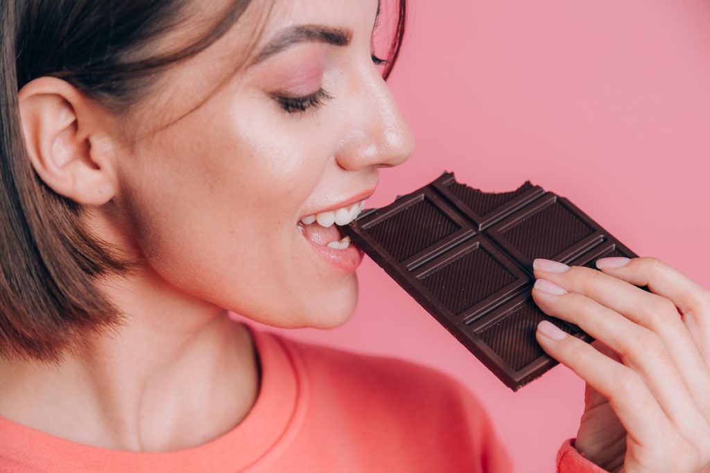 Comer chocolate regularmente pode te deixar MAIS INTELIGENTE, diz estudo