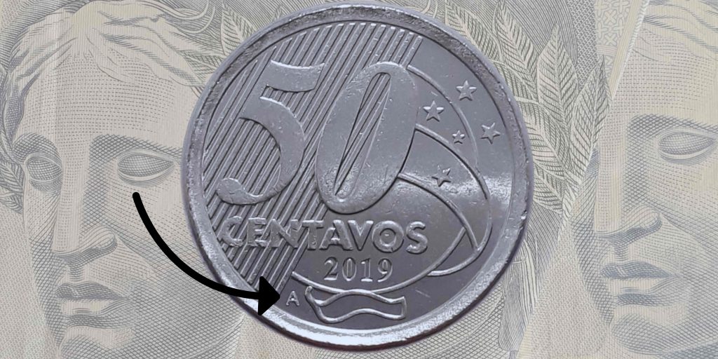 moeda de 50 centavos com a letra "A"