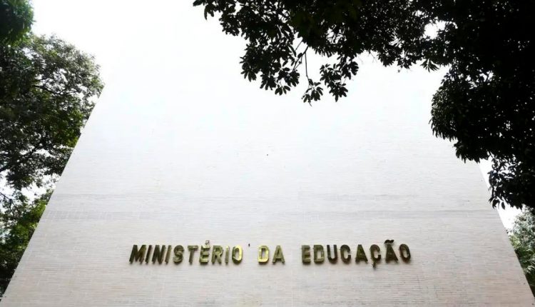Novas diretrizes do MEC alteram cursos EAD e impactam brasileiros; entenda