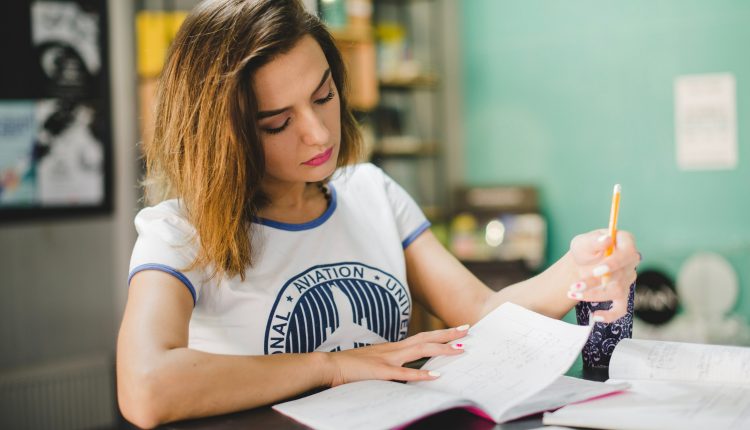 É viável largar o emprego para estudar para concursos públicos?