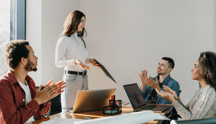 A liderança feminina é mais bem avaliada do que a masculina, de acordo com uma pesquisa recente da FIA Business School.