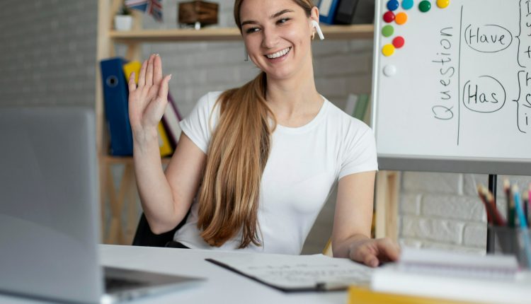 Aprender novos idiomas melhora as habilidades cognitivas, como memória e concentração, ao estimular o cérebro.