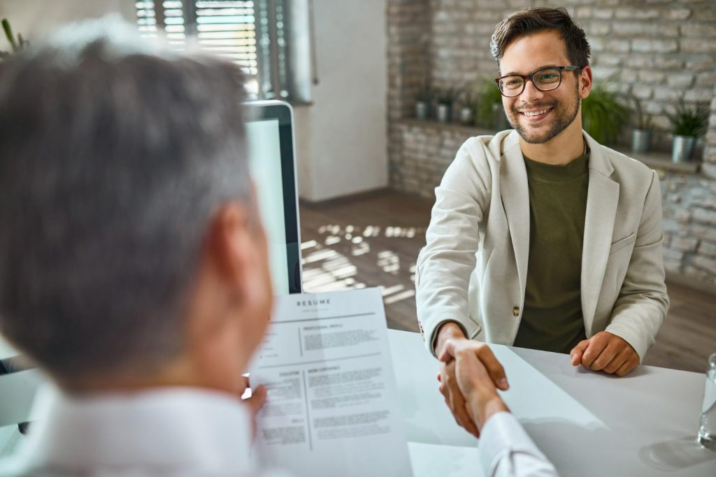 Dicas de como se comportar em uma entrevista de emprego.