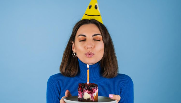 O correto é dizer que o aniversariante vai soprar ou assoprar a vela de aniversário?