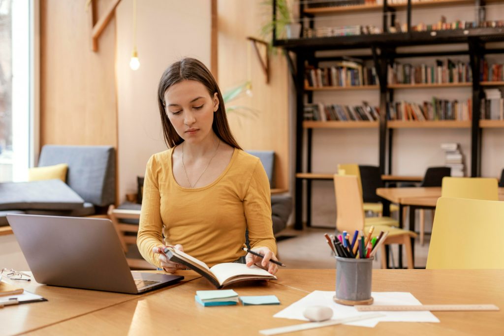 Redator Técnico é uma das profissões em home office mais bem pagas.