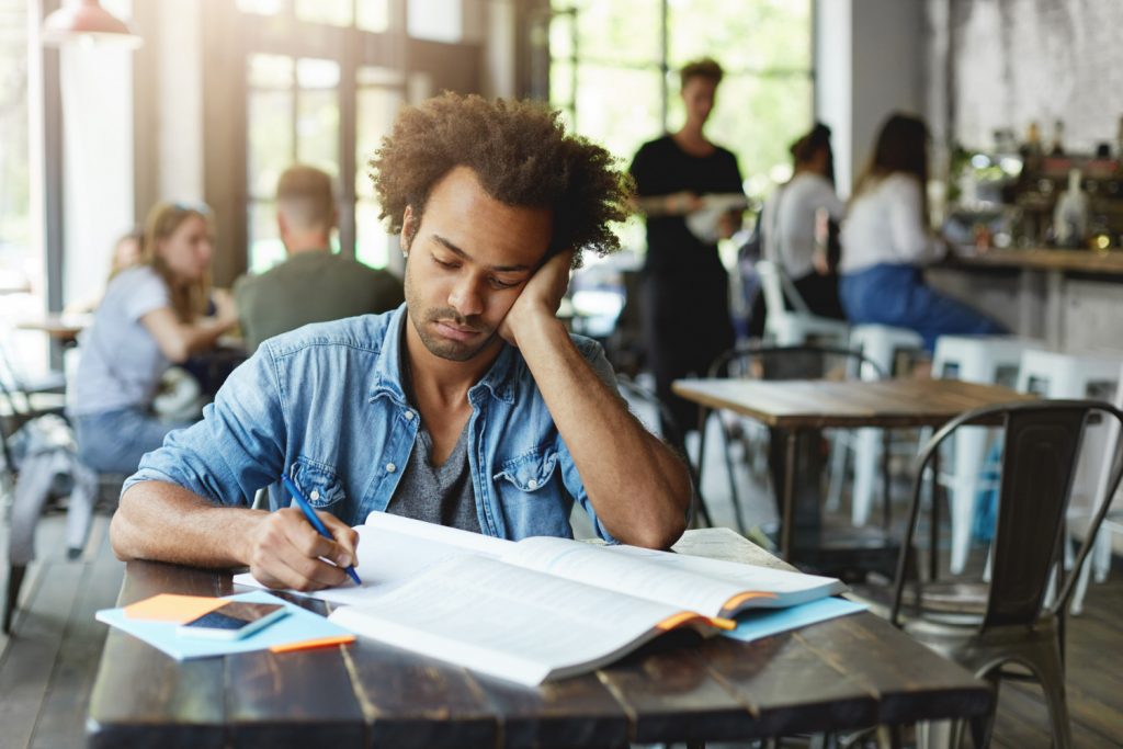 As provas do concurso da prefeitura será aplicada em duas datas: 29 de setembro e 13 de outubro. Imagem: Pensar Cursos