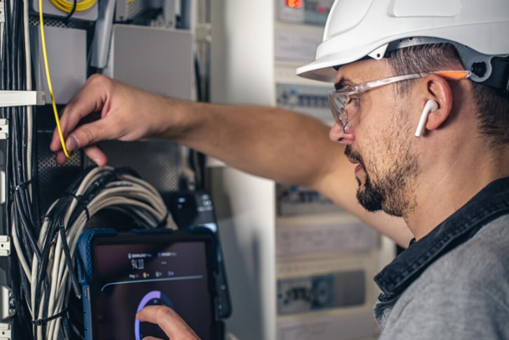 Eletricista é uma profissão que além de estar em alta e poder ser exercida de forma autônoma, é uma das que possui excelente salário.