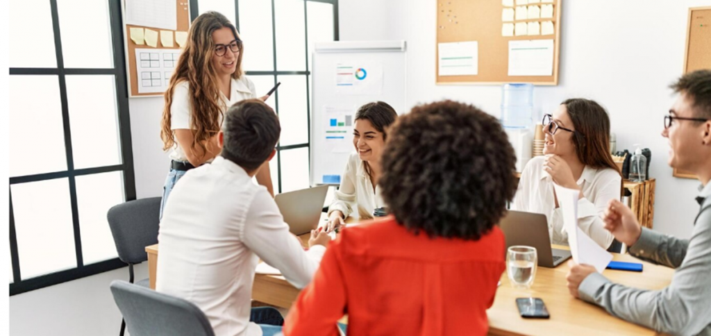 A liderança feminina é avaliada como mais empática e próxima dos colaboradores.