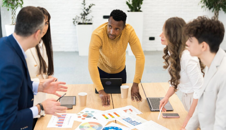 Entre as soft skills mais procuradas pelas empresas, está a capacidade de ser emocionalmente inteligente.