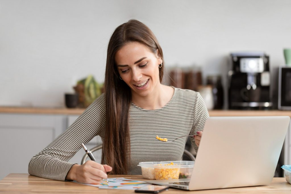 Entre as profissões com salários mais altos no home office, destacam-se cargos executivos e de liderança em setores de tecnologia, gestão e finanças.