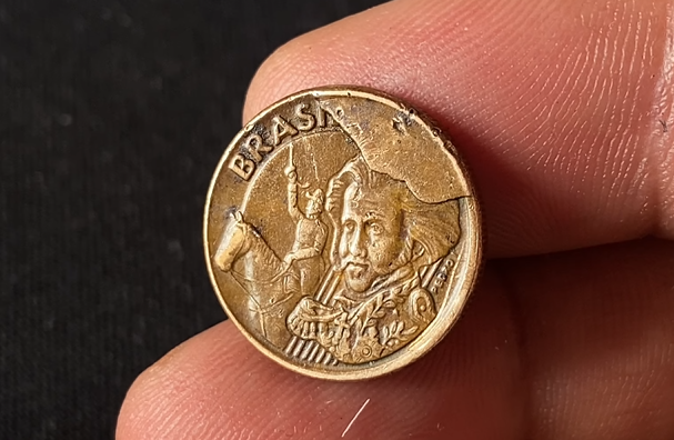 Moeda de 10 centavos com cunho quebrado