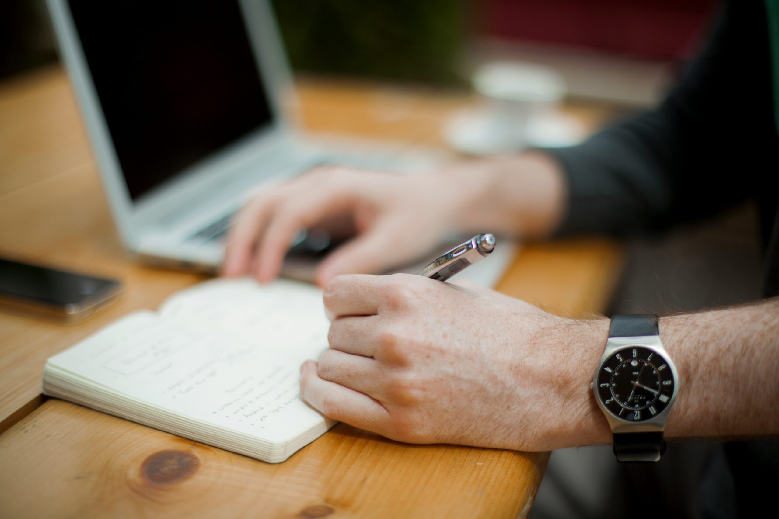 Atenção às regras: veja como abreviar as horas no seu texto (Foto: Unsplash).