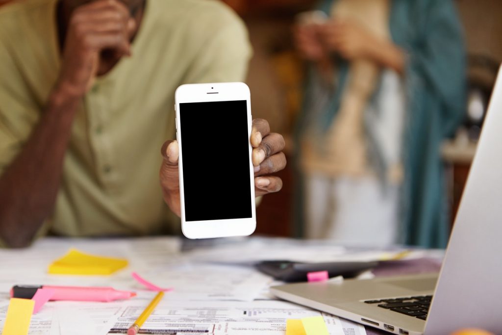 Uma das exceções do uso do celular na escola é para fins pedagógicos. Imagem: Freepik