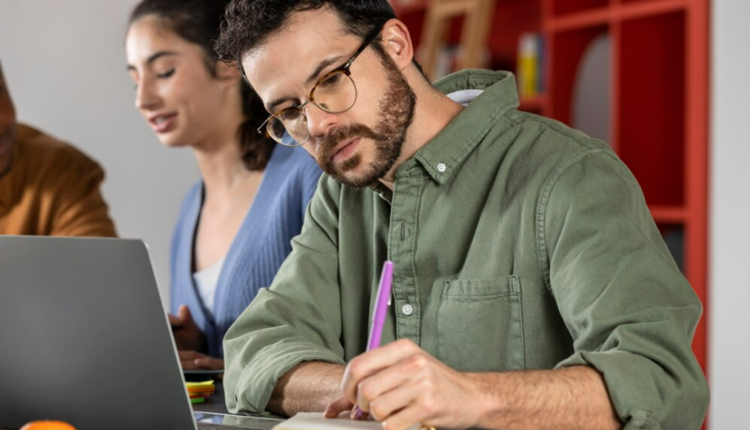 Diversas empresas e setores oferecem vagas para candidatos apenas com ensino médio.