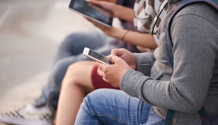 Outro ponto abordado pelo projeto é a relação entre o uso do celular na escola e a saúde mental dos alunos. Imagem: Freepik