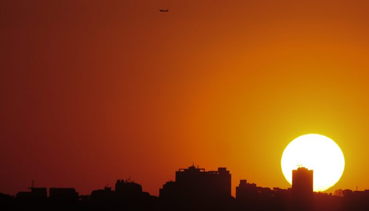 Decisão sobre a volta do horário de verão será oficialmente divulgada nesta terça-feira (15).