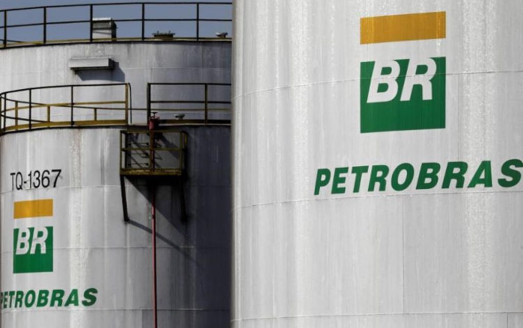 A Petrobras oferece boas oportunidades de crescimento e progressão na carreira.