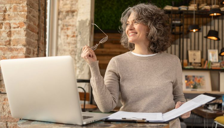 O mercado de trabalho tem várias opções para quem deseja começar ou retomar a carreira após os 50 anos.