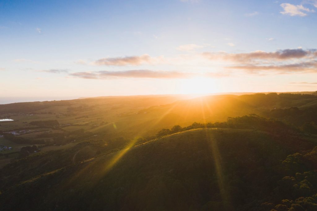 A expressão "nascer do sol" representa o momento em que o sol surge no horizonte, ou seja, o amanhecer. Imagem: Freepik