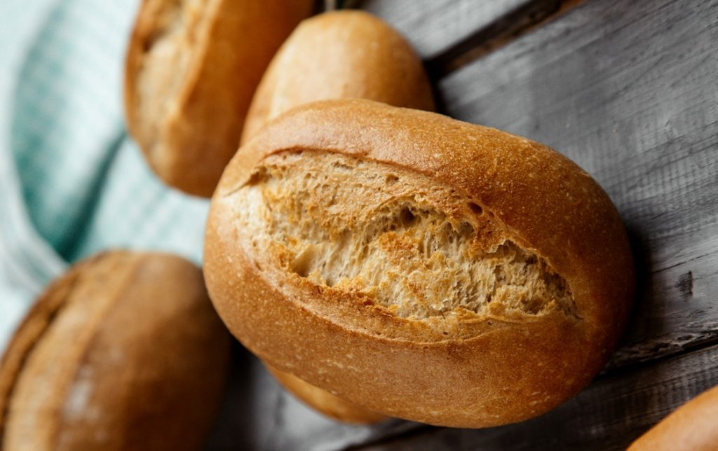 Sem hífen, o termo refere-se a um pão velho e dormido.