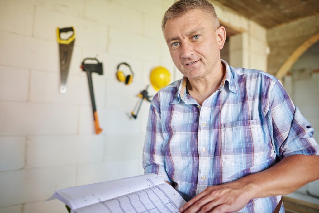 Pedreiros e serventes de obras estão entre as profissões que mais empregam pessoas com 50 anos ou +. Imagem: Freepik