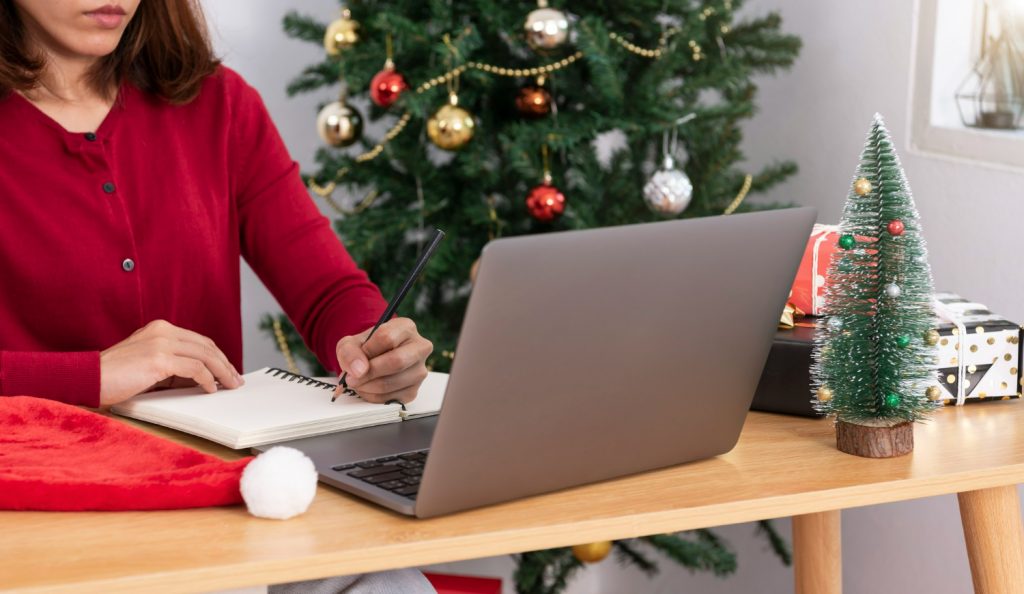 Quem trabalha no Natal e no Ano Novo tem direito à folga ou pagamento em dobro.