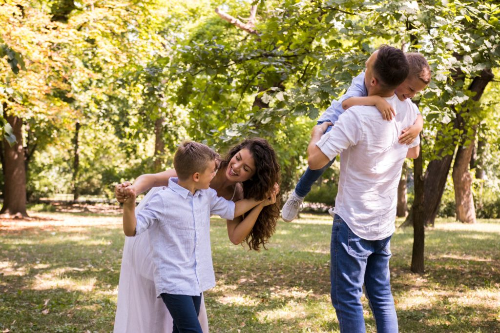 As carreiras com altos salários e jornadas reduzidas possibilitam maior qualidade de vida e mais tempo com a família. Imagem: Freepik